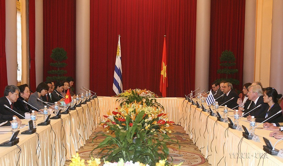 Phó Chủ tịch nước Nguyễn Thị Doan hội đàm với Phó Tổng thống, Chủ tịch Quốc hội và Chủ tịch Thượng viện Đông Uruguay Danilo Astori thăm chính thức Việt Nam (Hà Nội, 6/11/2012). (Ảnh: Thống Nhất/TTXVN)