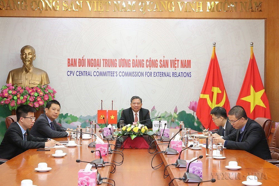 Phó Trưởng ban Thường trực Ban Đối ngoại Trung ương Đảng Nguyễn Huy Tăng hội đàm trực tuyến với Chủ tịch Đảng Mặt trận Rộng rãi Uruguay (FA), ông Javier Miranda và Tổng Bí thư Đảng Cộng sản Uruguay (PCU) Juan Castillo (Hà Nội, 15/12/2020). (Ảnh: Phương Hoa/TTXVN)