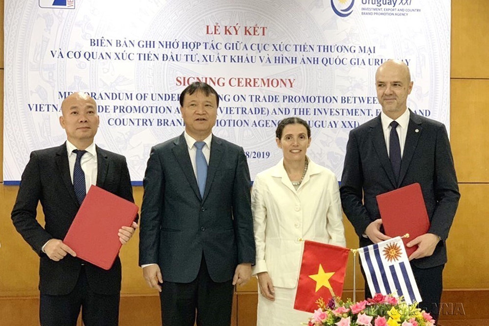 Lễ ký kết Biên bản ghi nhớ hợp tác giữa Cục xúc tiến Thương mại, Bộ Công Thương và Cơ quan Xúc tiến đầu tư xuất khẩu và hình ảnh quốc gia Đông Uruguay (Hà Nội, 14/8/2019). (Ảnh: TTXVN phát)