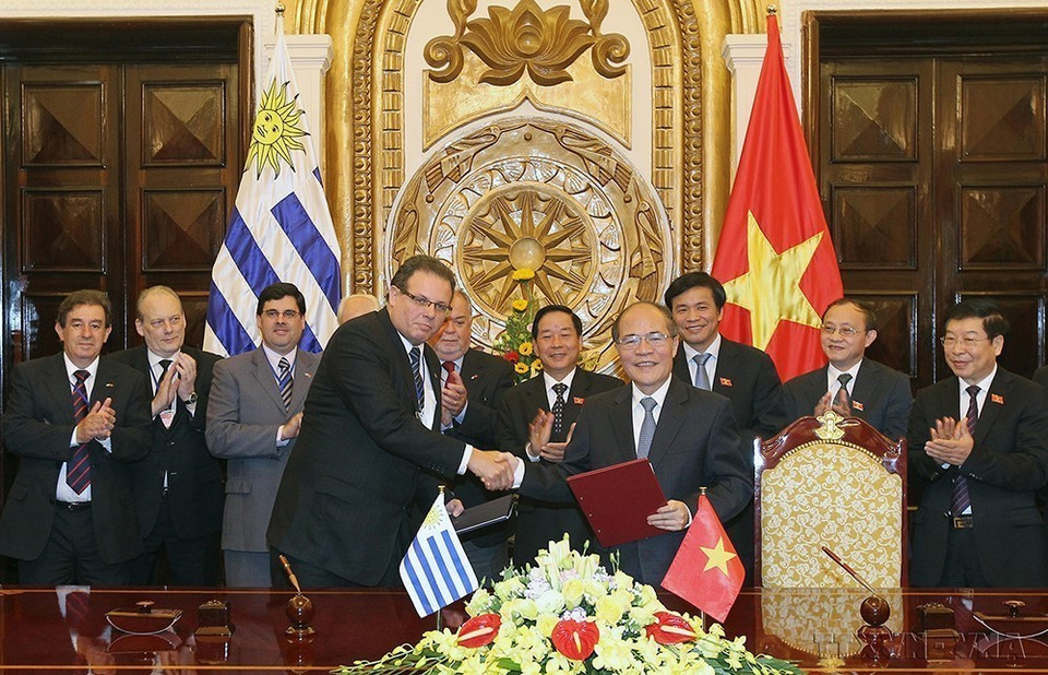 Chủ tịch Quốc hội Nguyễn Sinh Hùng và Chủ tịch Hạ viện Cộng hoà Đông Uruguay Anibal Pereyra ký Thỏa thuận hợp tác giữa Quốc hội hai nước (Hà Nội, 19/1/2015). (Ảnh: Nhan Sáng/TTXVN)