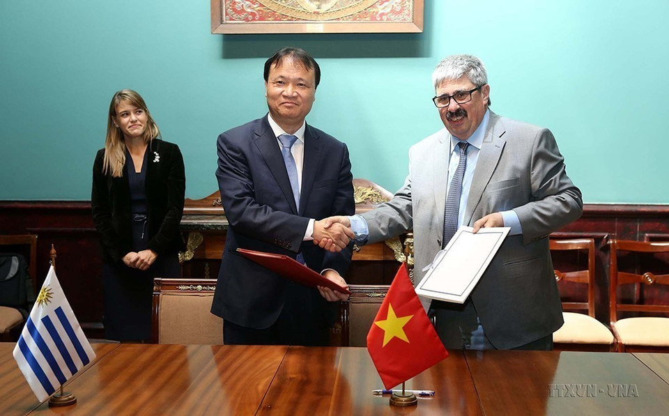 Thứ trưởng Bộ Công Thương Đỗ Thắng Hải và Thứ trưởng Bộ Ngoại giao Đông Uruguay Ariel Bergamino ký biên bản Kỳ họp lần thứ nhất Ủy ban hỗn hợp về hợp tác kinh tế, thương mại và đầu tư Việt Nam-Đông Uruguay (Montevideo, 23/10/2018). (Ảnh: Hoài Nam/TTXVN)