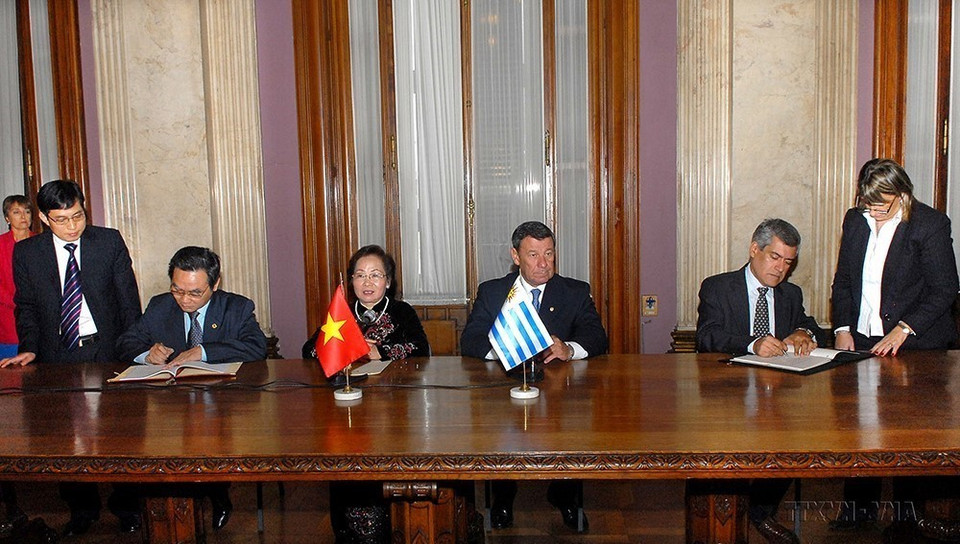 Phó Chủ tịch nước Nguyễn Thị Doan và Phó Tổng thống, Chủ tịch Thượng viện Đông Uruguay Rodolfo Nin Novoa chứng kiến Lễ ký Hiệp định khuyến khích và bảo hộ đầu tư giữa hai nước (Montevideo, 12/5/2009). (Ảnh: Nhan Sáng/TTXVN)