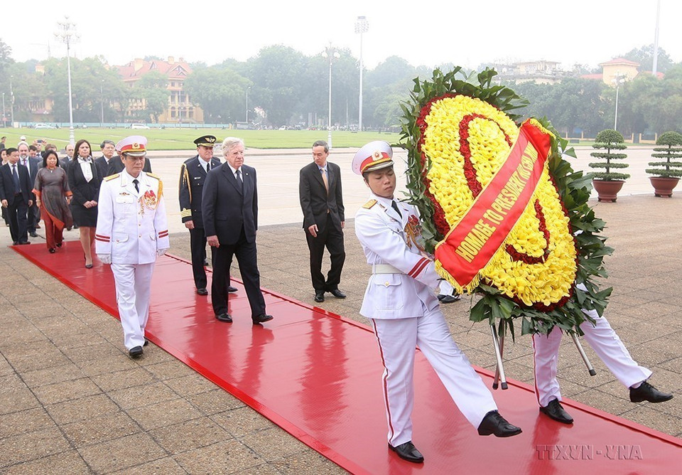 Phó Tổng thống, Chủ tịch Quốc hội và Chủ tịch Thượng viện Cộng hòa Đông Uruguay Danilo Astori đến đặt vòng hoa và vào Lăng viếng Chủ tịch Hồ Chí Minh (Hà Nội, 6/11/2012). (Ảnh: Thống Nhất/TTXVN)