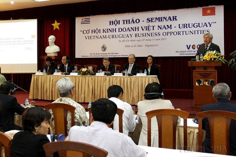 Phó Tổng thống, Chủ tịch Quốc hội và Chủ tịch Thượng viện Đông Uruguay Danilo Astori phát biểu tại hội thảo “Cơ hội kinh doanh Việt Nam-Uruguay” (Thành phố Hồ Chí Minh, 7/11/2012). (Ảnh: Thanh Vũ/TTXVN)