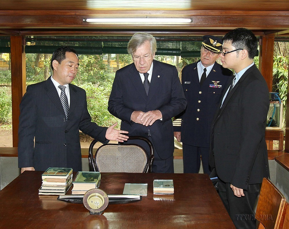 Phó Tổng thống, Chủ tịch Quốc hội và Chủ tịch Thượng viện Cộng hòa Đông Uruguay Danilo Astori đến thăm Khu di tích Chủ tịch Hồ Chí Minh tại Phủ Chủ tịch (Hà Nội, 6/11/2012). (Ảnh: An Đăng/TTXVN)