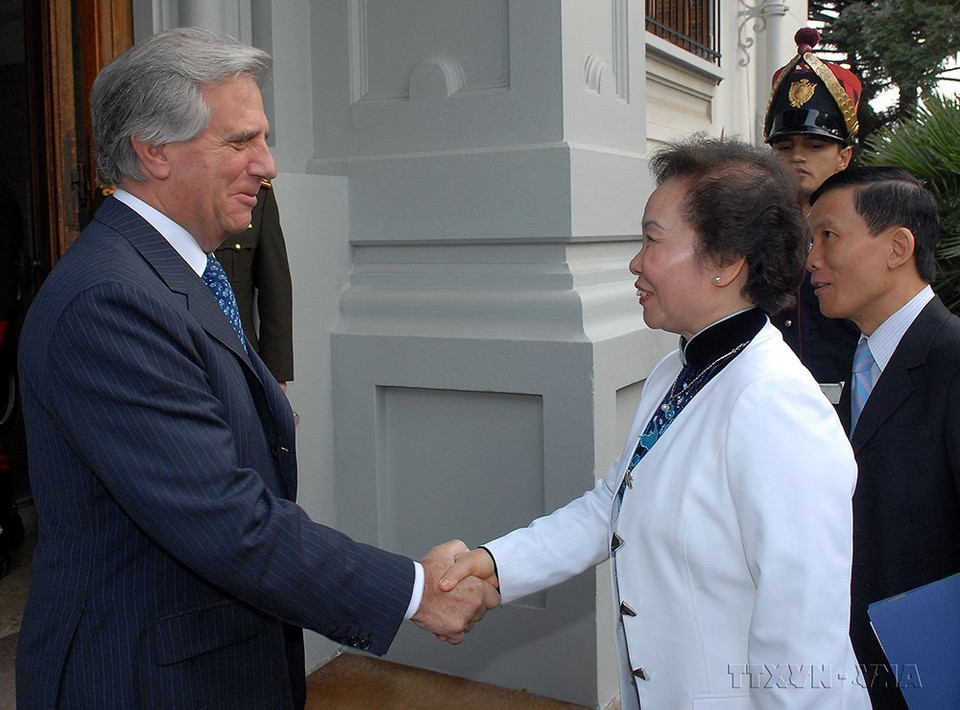 Phó Chủ tịch nước Nguyễn Thị Doan chào xã giao Tổng thống Tabare R.Vazquez Rosas trong chuyến thăm chính thức Cộng hòa Đông Uruguay (Montevideo, 11/5/2009). (Ảnh: Nhan Sáng/TTXVN)