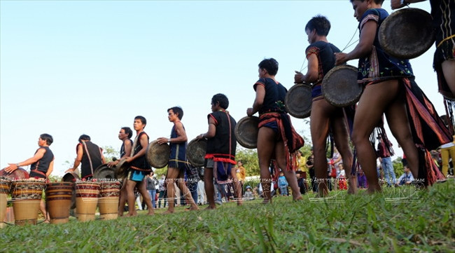 Sau khi làm lễ xong tại bờ suối, người dân tiếp tục quay lại nhà rông để làm lễ. (Nguồn: Trịnh Bộ/Báo ảnh Việt Nam)