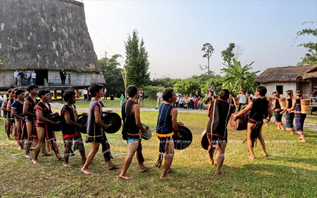 Dân làng mở hội múa hát mừng lễ cầu mưa. (Nguồn: Trịnh Bộ/Báo ảnh Việt Nam)