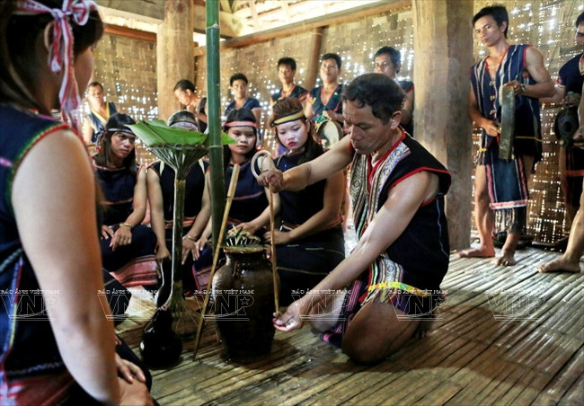 Già làng tiến hành nghi lễ khấn thần linh tại nhà rông. (Nguồn: Trịnh Bộ/Báo ảnh Việt Nam)