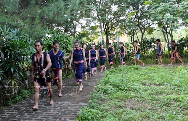  Sau khi làm lễ tại nhà rông, già làng cùng dân làng đi ra bờ suối để tiến hành làm lễ ở cây nêu. (Nguồn: Trịnh Bộ/Báo ảnh Việt Nam)
