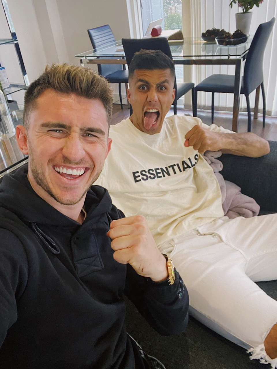  Aymeric Laporte hân hoan với danh hiệu Premier League. (Nguồn: Twitter)