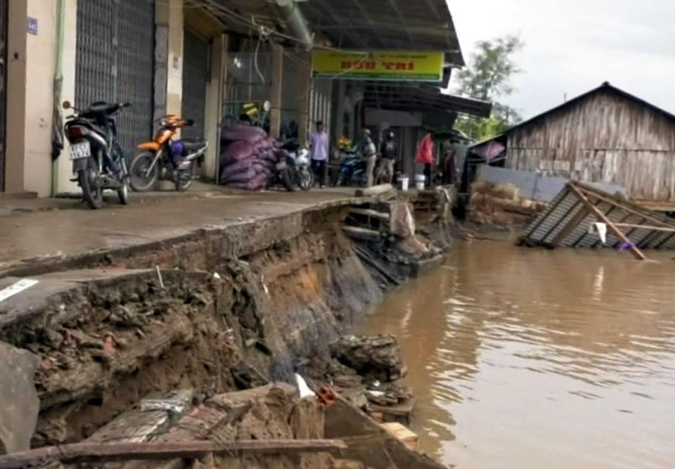 Sạt lở trên đoạn kênh Rạch Vọp, tại khu vực chợ Cầu Lộ, xã Thới An Hội, huyện Kế Sách (Sóc Trăng) làm toàn bộ 7 căn nhà bán kiên cố ven sông bị nhấn chìm. (Nguồn: TTXVN)
