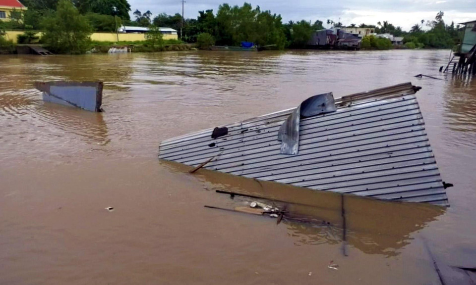 Sạt lở trên đoạn kênh Rạch Vọp, tại khu vực chợ Cầu Lộ, xã Thới An Hội, huyện Kế Sách (Sóc Trăng) làm toàn bộ 7 căn nhà bán kiên cố ven sông bị nhấn chìm. (Nguồn: TTXVN)