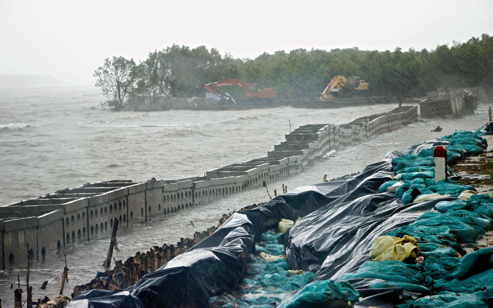 Sạt lở tuyến đê từ Vàm Đá Bạc đến Vàm Kinh Mới, huyện Trần Văn Thời (Cà Mau). (Nguồn: TTXVN)