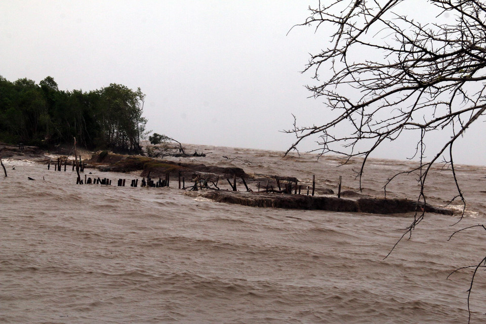 Nhiều đoạn đê ven biển Kiên Giang bị sạt lở nghiêm trọng. (Nguồn: TTXVN)