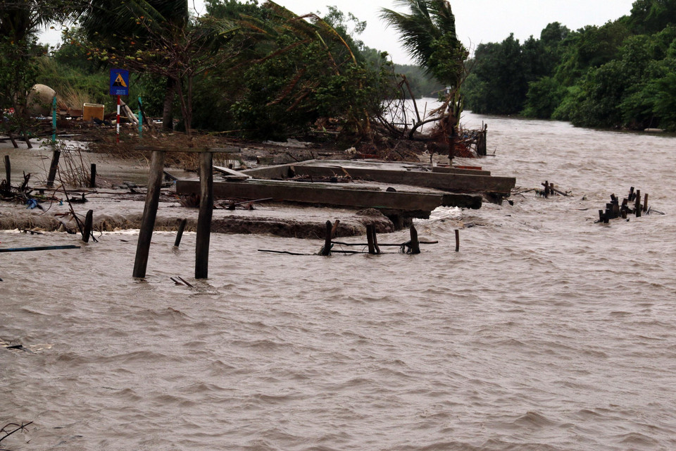 Nhiều đoạn đê ven biển Kiên Giang bị sạt lở nghiêm trọng. (Nguồn: TTXVN)