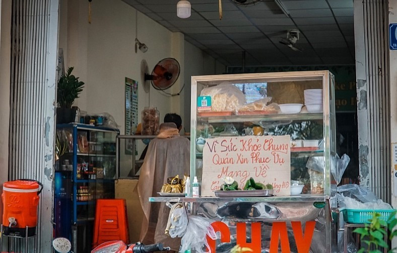 Một quán ăn trên đường Nguyễn Thượng Hiền (Quận 3, Thành phố Hồ Chí Minh) gắn bảng phục vụ mang về. (Ảnh: Hồng Giang/TTXVN)