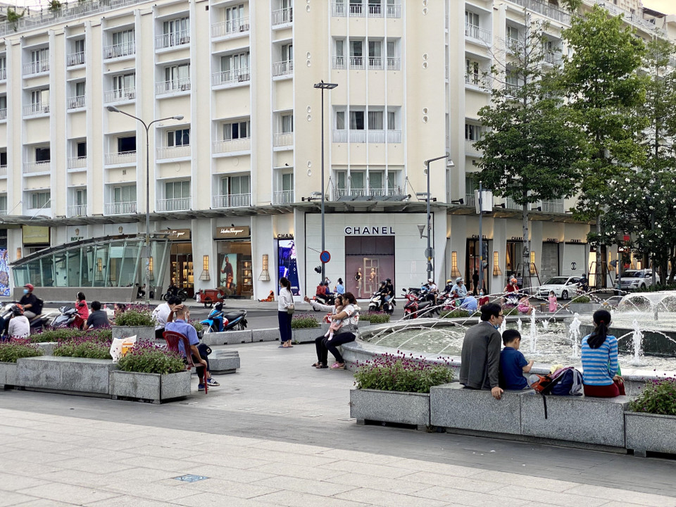 Cảnh tập trung đông đúc tại khu vực đài phun nước trên phố đi bộ Nguyễn Huệ (Quận 1, Thành phố Hồ Chí Minh). (Ảnh: Hồng Giang/TTXVN)