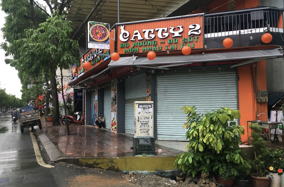 Quán ăn trên đường Trường Sa (Quận Phú Nhuận, Thành phố Hồ Chí Minh) đóng cửa ngừng kinh doanh. (Ảnh: Hồng Giang/TTXVN)
