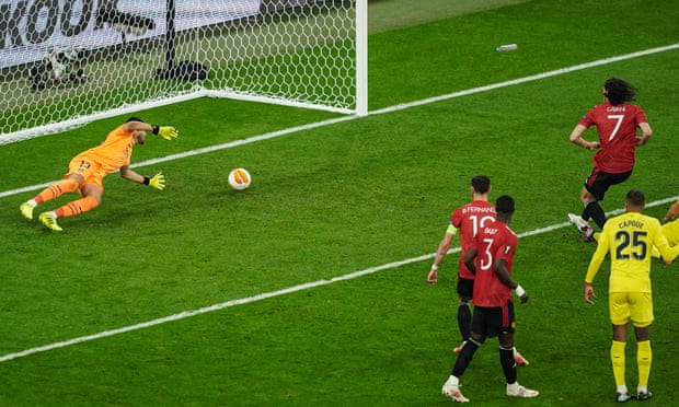 Phút 55, Edinson Cavani dễ dàng ghi bàn vào lưới Villarreal gỡ hòa 1-1. (Nguồn: Reuters)