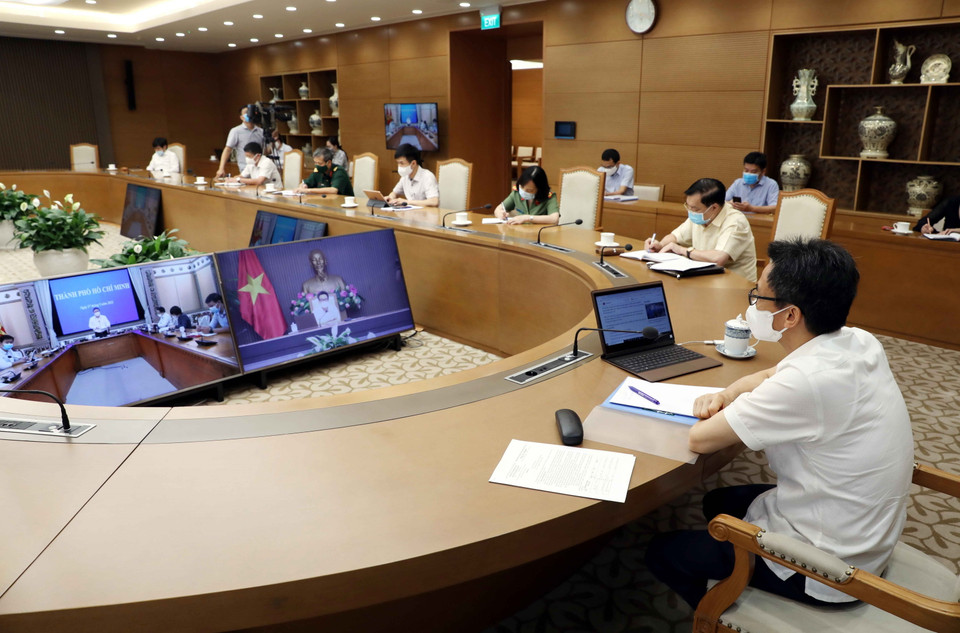 Phó Thủ tướng Chính phủ Vũ Đức Đam, Trưởng Ban Chỉ đạo Quốc gia phòng, chống dịch COVID-19 chủ trì cuộc họp trực tuyến Thường trực Ban Chỉ đạo với lãnh đạo Thành phố Hồ Chí Minh về việc triển khai các biện pháp cấp bách khống chế dịch. (Ảnh: Phạm Kiên/TTXVN)