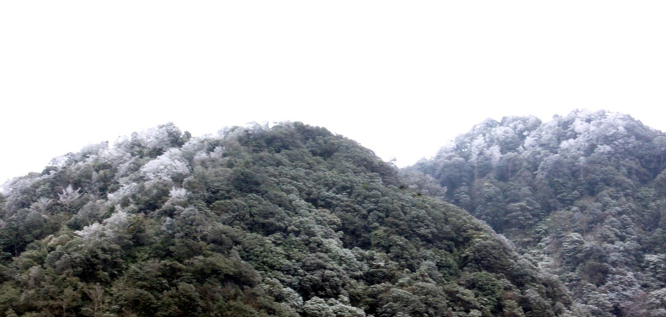 Nhiều đỉnh núi của vùng Nguyên Bình đều có băng tuyết. (Ảnh: Quốc Đạt/TTXVN)