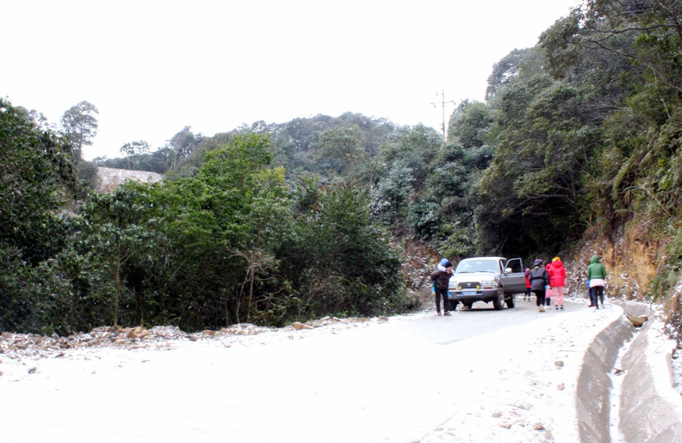 Đường lên núi Phja Oắc, xã Thành Công bị đóng băng trơn trượt khiến các loại xe không thể lên núi. (Ảnh: Quốc Đạt/TTXVN)