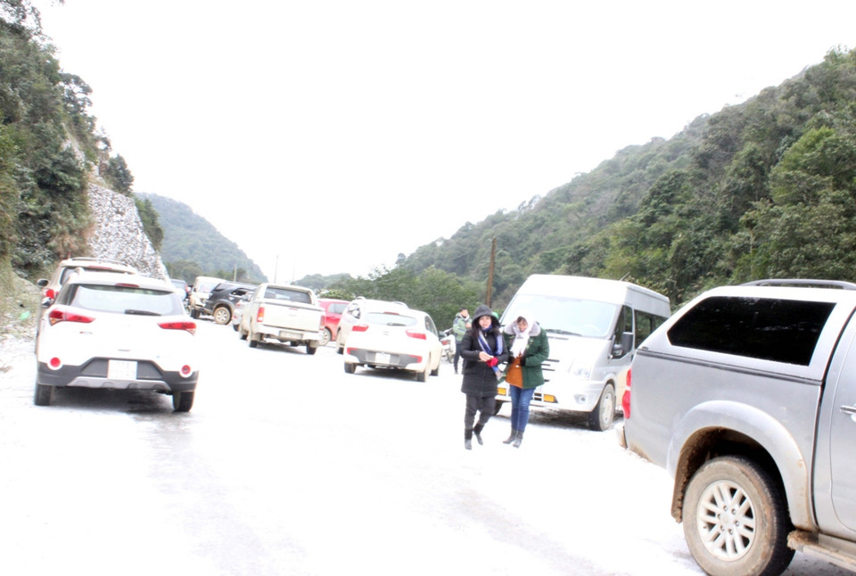 Con đường phía dưới chân núi Phja Oắc, xã Thành Công cũng phủ đầy tuyết trắng. (Ảnh: Quốc Đạt/TTXVN)