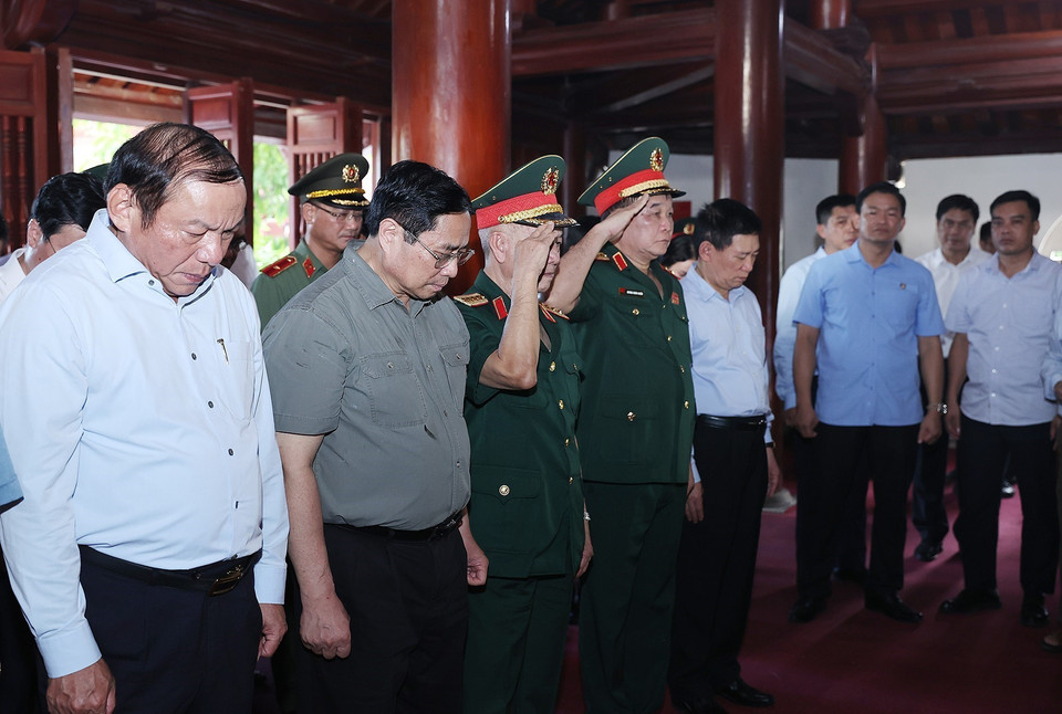 Thủ tướng Phạm Minh Chính và đoàn công tác dâng hương tại Đền thờ Chủ tịch Hồ Chí Minh trong Nghĩa trang liệt sỹ quốc tế Việt - Lào. (Ảnh: Dương Giang/TTXVN)