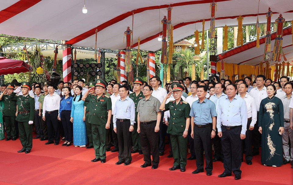 Thủ tướng Phạm Minh Chính và đoàn công tác dâng hương, hoa tưởng niệm các Anh hùng, liệt sỹ tại Nghĩa trang liệt sỹ quốc tế Việt - Lào. (Ảnh: Dương Giang/TTXVN)