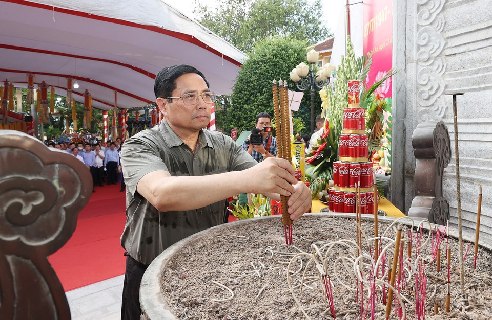 Thủ tướng Phạm Minh Chính và đoàn công tác dâng hương tưởng niệm các Anh hùng, liệt sỹ tại Nghĩa trang liệt sỹ quốc tế Việt - Lào. (Ảnh: Dương Giang/TTXVN)