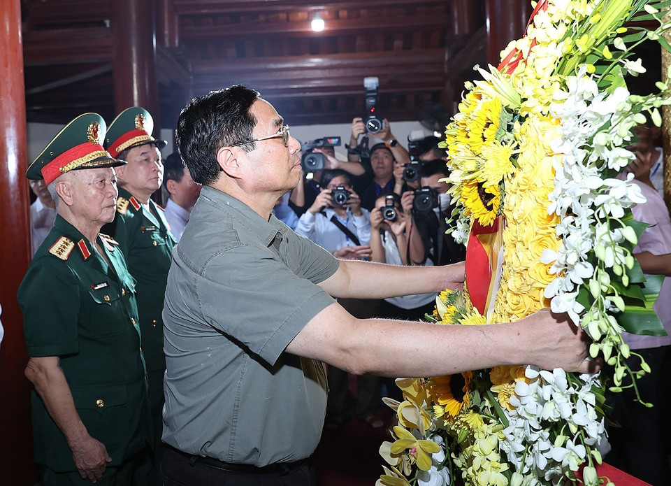 Thủ tướng Phạm Minh Chính và đoàn công tác dâng hương tại Đền thờ Chủ tịch Hồ Chí Minh trong Nghĩa trang liệt sỹ quốc tế Việt - Lào. (Ảnh: Dương Giang/TTXVN)