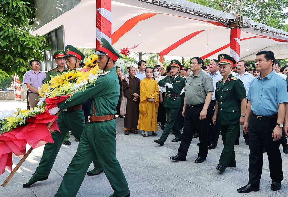 Thủ tướng Phạm Minh Chính và đoàn công tác dâng hương tại Đền thờ Chủ tịch Hồ Chí Minh trong Nghĩa trang liệt sỹ quốc tế Việt - Lào. (Ảnh: Dương Giang/TTXVN)