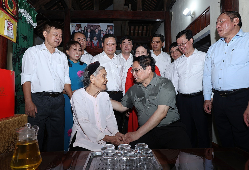 Thủ tướng Phạm Minh Chính thăm, tặng quà cho gia đình liệt sỹ Nguyễn Sỹ Việt ở xã Phúc Sơn, huyện Anh Sơn. (Ảnh: Dương Giang/TTXVN)