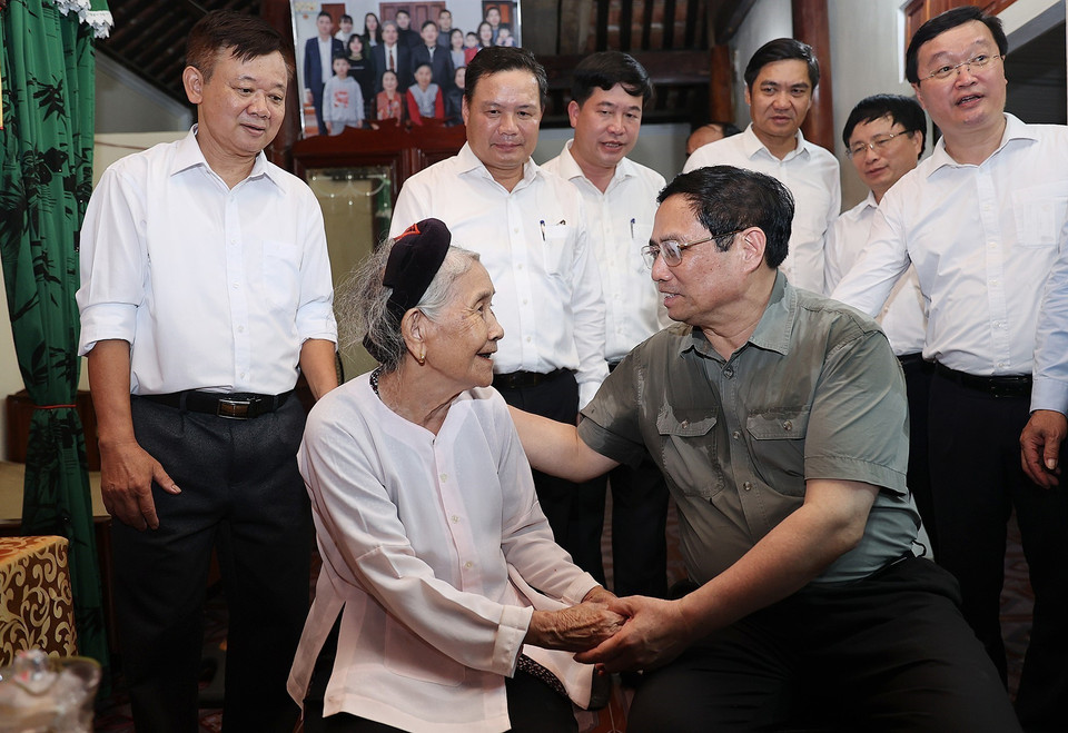 Thủ tướng Phạm Minh Chính thăm, tặng quà cho gia đình liệt sỹ Nguyễn Sỹ Việt ở xã Phúc Sơn, huyện Anh Sơn. (Ảnh: Dương Giang/TTXVN)