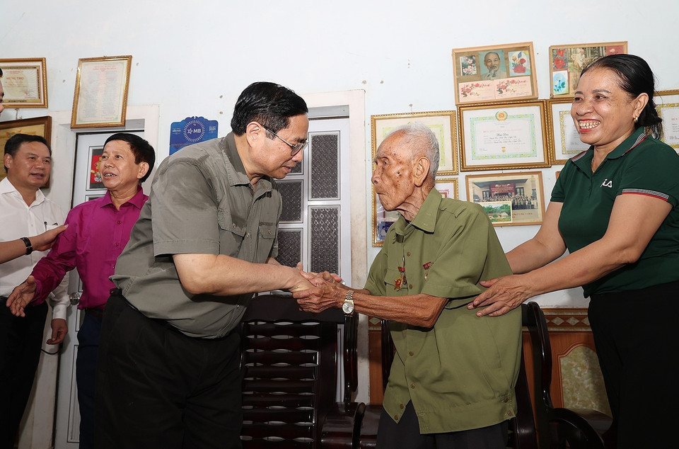 Thủ tướng Phạm Minh Chính thăm ông Bùi Đôn, cán bộ đảng viên 75 năm tuổi Đảng ở xã Thạch Sơn, huyện Anh Sơn. (Ảnh: Dương Giang/TTXVN)
