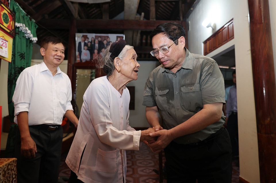 Thủ tướng Phạm Minh Chính thăm, tặng quà cho gia đình liệt sỹ Nguyễn Sỹ Việt ở xã Phúc Sơn, huyện Anh Sơn. (Ảnh: Dương Giang/TTXVN)