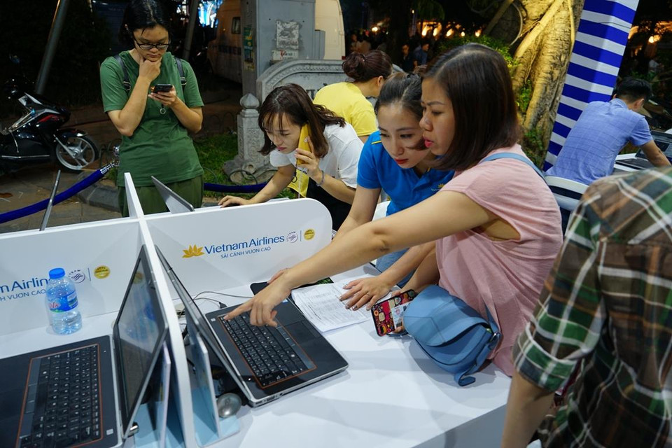 Khách tham quan mua vé khuyến mại tại Vietnam Airlines Festa. (Ảnh: CTV/Vietnam+)