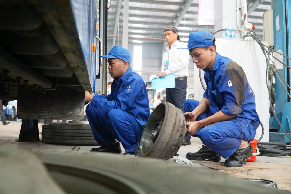 12 đội sẽ tham gia thi thực hành 14 nội dung công việc chính trong bảo dưỡng cấp 2 và thi thay thế vật tư. Tổng thời gian thi tối đa là 150 phút. (Ảnh: Minh Hiếu/Vietnam+)