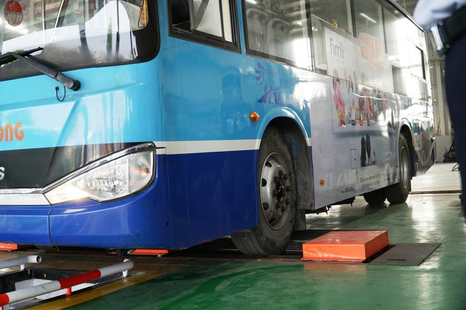Việc thử phanh đảm bảo phương tiện khi hoạt động sẽ an toàn khi vận hành trên đường phố. (Ảnh: Minh Hiếu/Vietnam+)