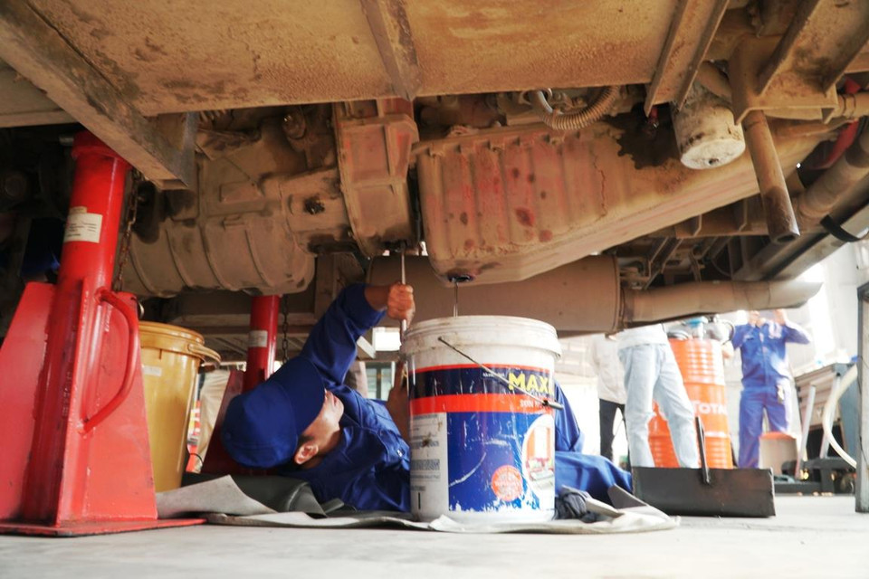 Hệ thống khung gầm được thợ máy tháo dỡ và tra dầu mỡ. (Ảnh: Minh Hiếu/Vietnam+)