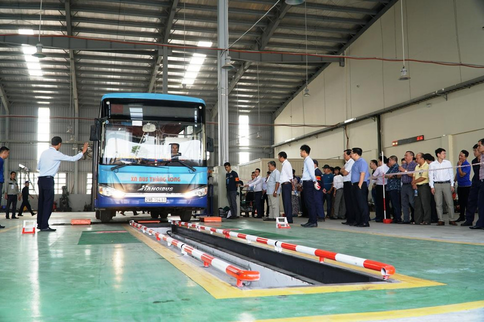 Xe buýt tham dự hội thi sẽ được đưa vào hệ thống thử phanh. (Ảnh: Minh Hiếu/Vietnam+)