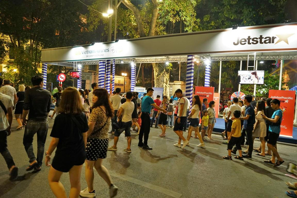 Cùng với “Vietnam Airlines Festa”, Vietnam Airlines và Hà Nội còn tổ chức các chương trình văn hóa thường niên như hòa nhạc “Vietnam Airlines Classic-Hanoi Concert”, “Lễ hội bơi chải thuyền rồng Hà Nội mở rộng”… (Ảnh: CTV/Vietnam+)