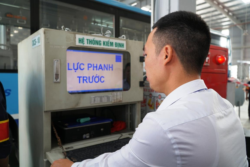 Máy móc của Xí nghiệp trung đại tu ôtô đo, kiểm định chính xác hệ thống phanh. Nếu không đạt, đội tham dự thi sẽ phải thực hiện bảo dưỡng, sửa chữa lại đến khi hoàn thành bài thi. (Ảnh: Minh Hiếu/Vietnam+)