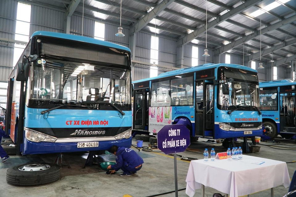 Hội thi duy nhất trên cả nước về bảo dưỡng, sửa chữa xe buýt. (Ảnh: Minh Hiếu/Vietnam+)