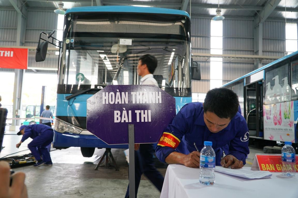 Hệ thống khung gầm được thợ máy tháo dỡ và tra dầu mỡ. (Ảnh: Minh Hiếu/Vietnam+)