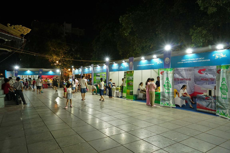 “Ngày Tây Ninh tại Hà Nội” do tỉnh Tây Ninh phối hợp Vietnam Airlines tổ chức quy tụ hàng chục gian hàng giới thiệu sản phẩm, dịch vụ, đặc sản du lịch của tỉnh như nông sản, trà, mật ong, núi Bà Đen… (Ảnh: CTV/Vietnam+)
