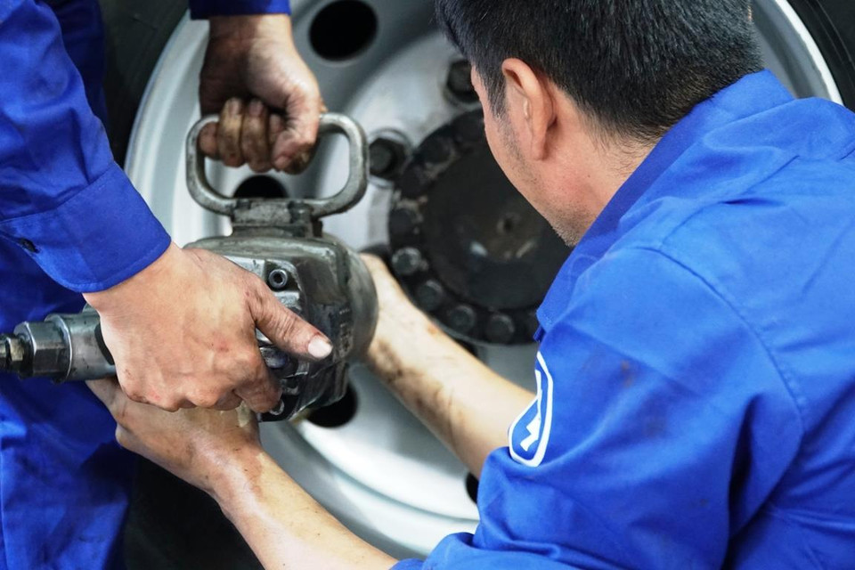 Hội thi duy nhất trên cả nước về bảo dưỡng, sửa chữa xe buýt. (Ảnh: Minh Hiếu/Vietnam+)