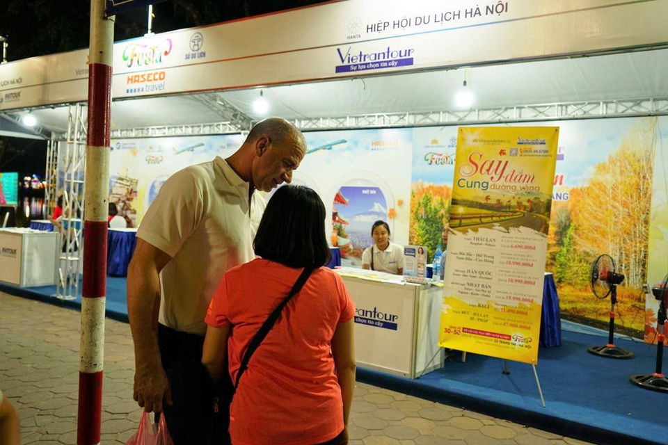 Còn Jetstar Pacific triển khai chương trình giá vé nội địa 11.000 đồng vàng ưu đãi “Mua 4 hoàn 1, cả nhà cùng bay” cho nhóm hành khách gia đình bay nội địa. (Ảnh: CTV/Vietnam+)