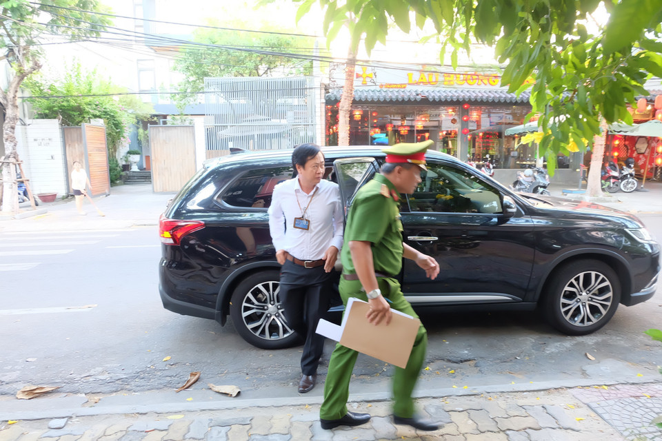 Bắt tạm giam Giám đốc CDC Đà Nẵng Tôn Thất Thạnh. (Ảnh: Văn Dũng/TTXVN)